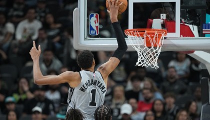 潇洒！索汉突破吊传 文班起飞转身单臂空接暴扣